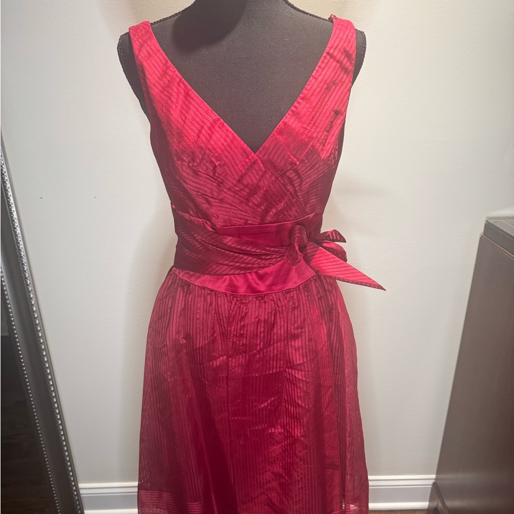 Nine West Red Silk Dress
Size 6, V-Neck, Sleeveless, Knee Length